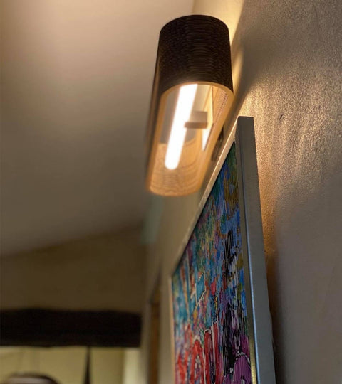 Applique en carton - SAIPH accroché sur un mur au dessus d'un tableau