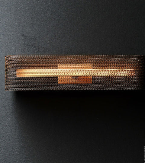 Applique en carton - SAIPH accroché sur un mur noir