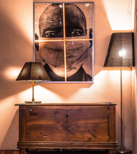 Lampadaire en carton - HADAR près d'un tableau