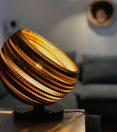 Lampe en carton - POLARIS sur un meuble