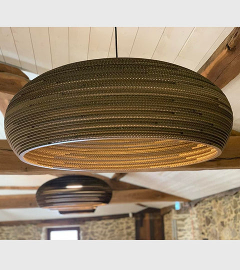 Suspension en carton SIRAH accroché au plafond