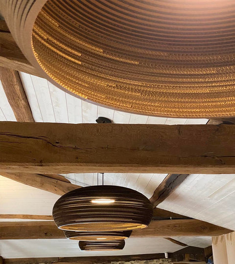 Suspension en carton SIRAH accroché au plafond