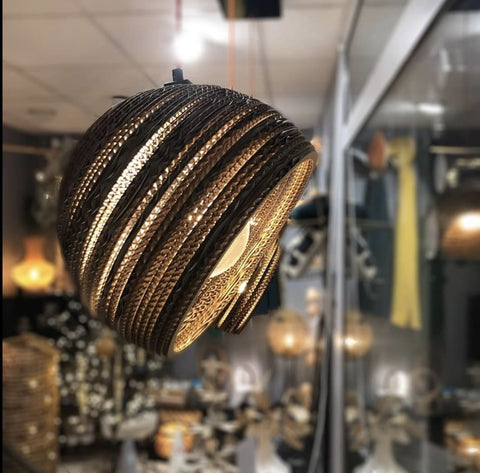 Suspensions en carton orientable dans une boutique